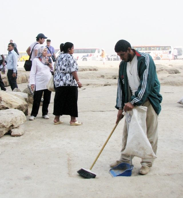 Keeping the plateau around the Pyramids clean